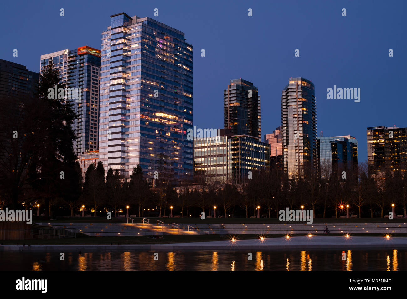 Bellevue Skyline avec les lumières de la ville de parc du centre-ville au crépuscule Banque D'Images