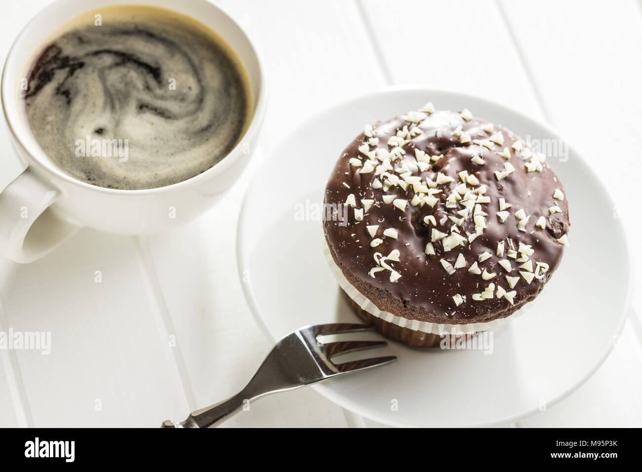 Délicieux muffins au chocolat. Tasse à café et petits gâteaux. Banque D'Images