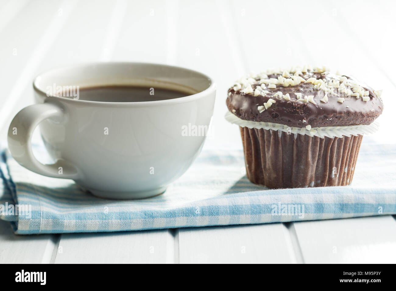 Délicieux muffins au chocolat. Tasse à café et petits gâteaux. Banque D'Images