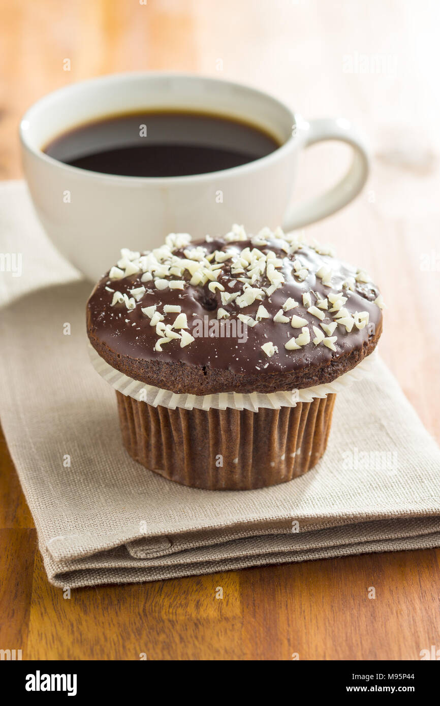 Délicieux muffins au chocolat. Tasse à café et petits gâteaux. Banque D'Images