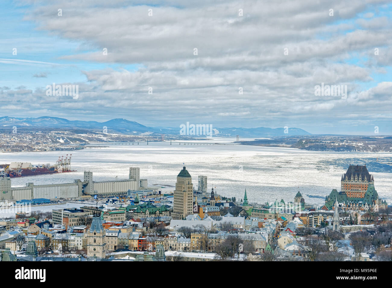Une vue aérienne de la ville de Québec à partir de la ciel restaurant, avec le Château Frontenac et : Bâtiment avec le fleuve Saint-Laurent gelé beyon Banque D'Images