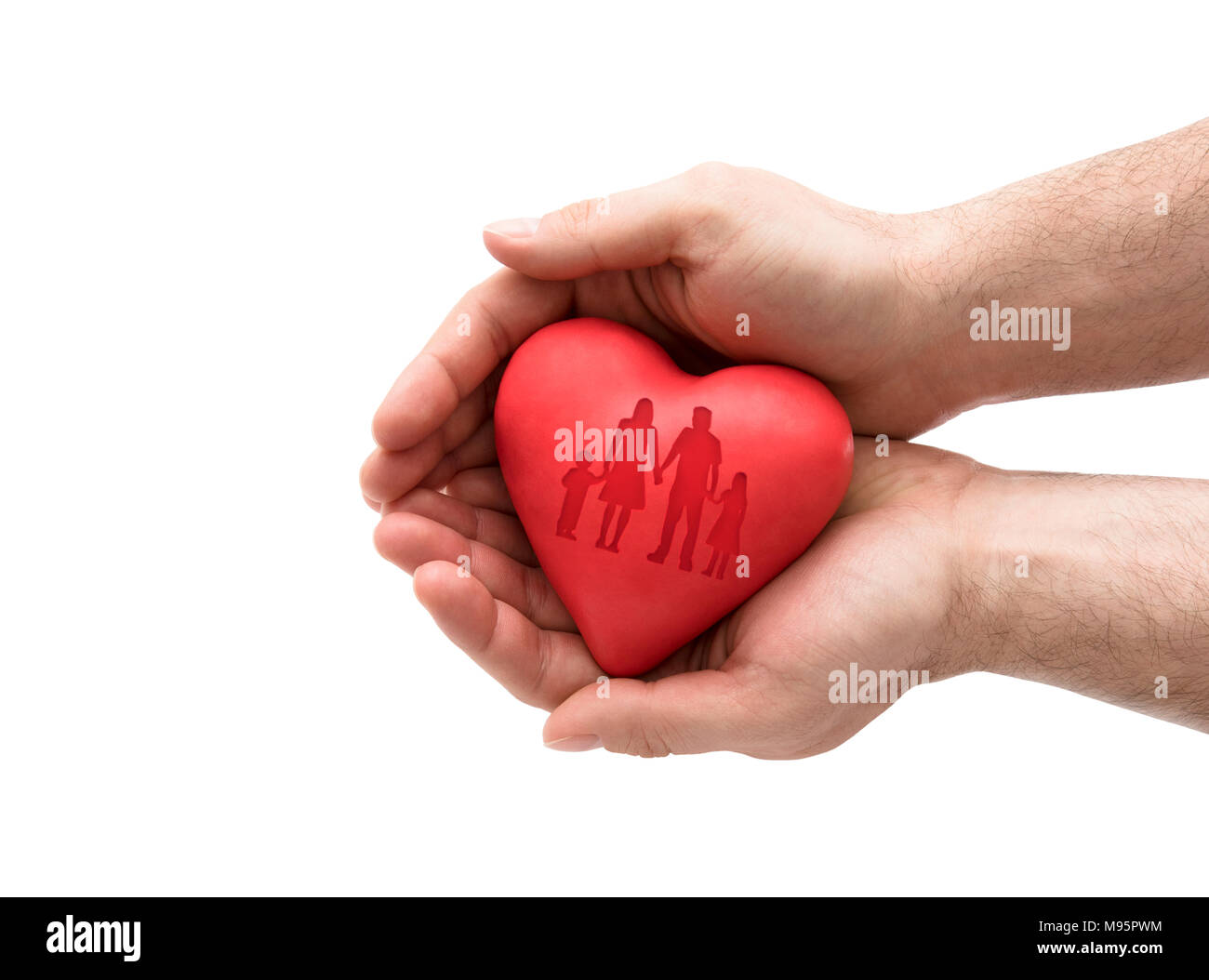 Coeur rouge avec imprimé forme familiale entre les mains de l'homme. Banque D'Images