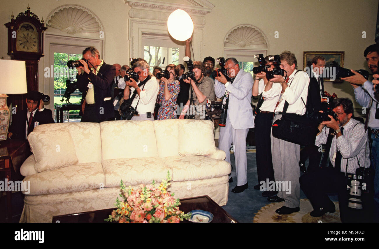 Photographesr documentant le président Reagan avec un chef de l'Etat dans le bureau ovale. Photographie par Dennis Brack Banque D'Images