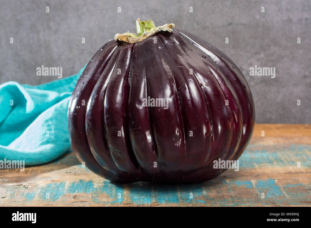 Baladi énorme israélien grand cru entier mûr aubergine violet sur table  close up Photo Stock - Alamy