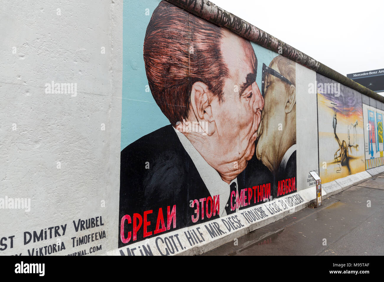 BERLIN, ALLEMAGNE - le 16 décembre 2017 : Peinture murale peint sur mur de Berlin East Side Gallery, où la plus grande galerie en plein air dans le monde Banque D'Images