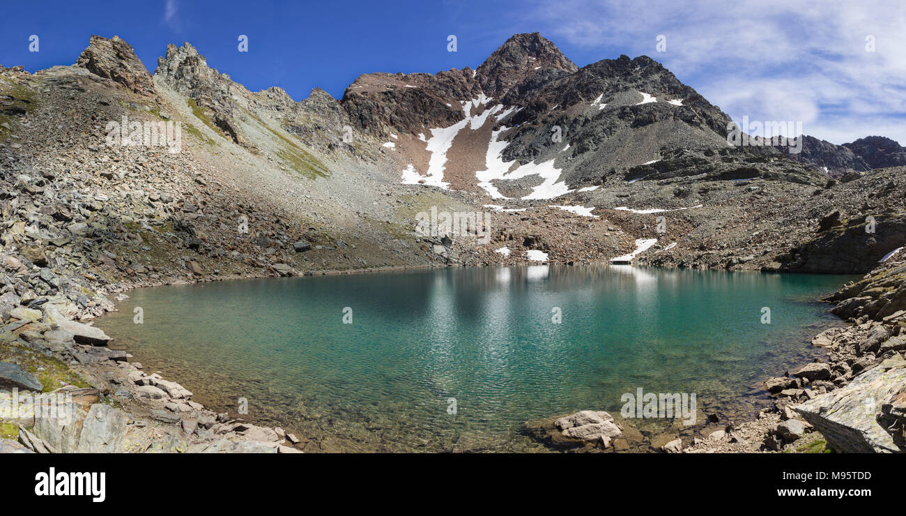 Sentier de randonnée en vallée d'Aoste, lac alpin de Garin, Italie Banque D'Images