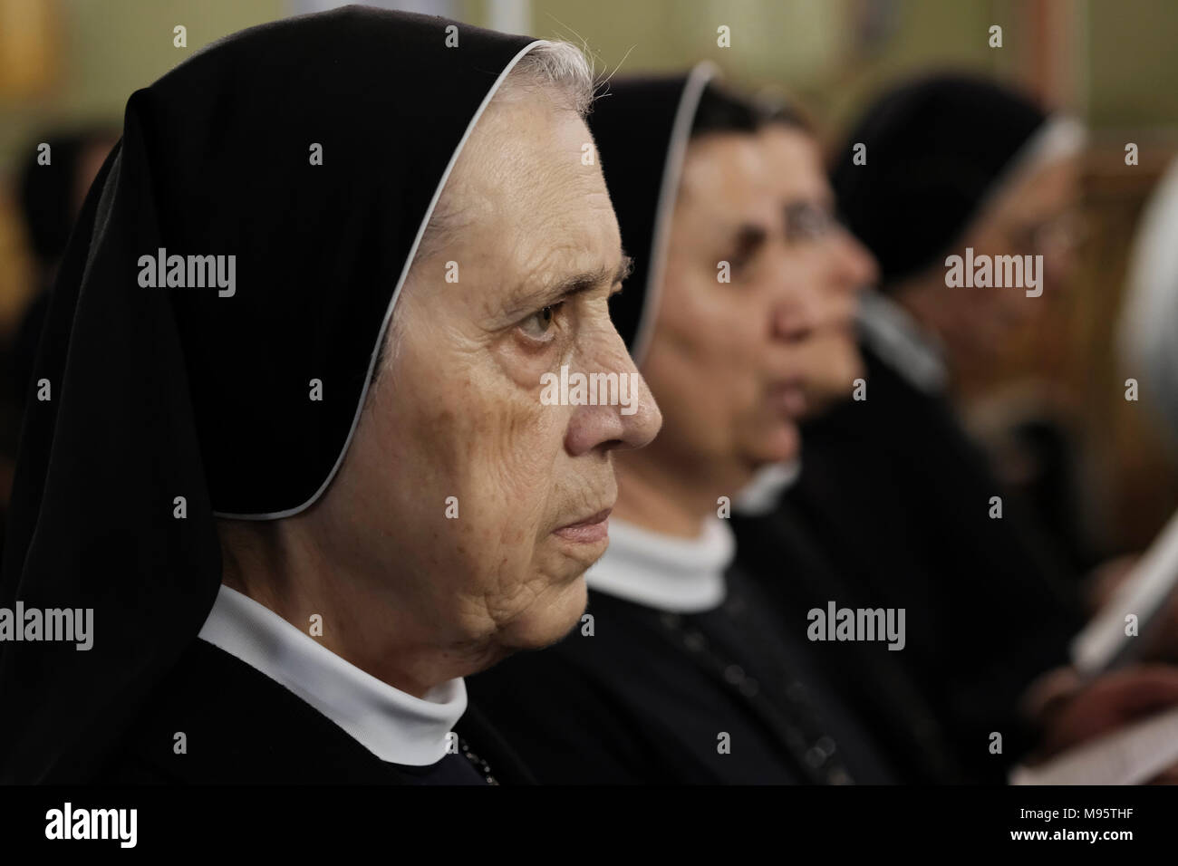 Les religieuses catholiques prennent part à une liturgie grecque melkite catholique à l'intérieur de la cathédrale de l'Annonciation de la vierge ou simplement église Notre Dame de l'Annonciation qui est le siège du Patriarcat melkite catholique d'Antioche et de tout l'est situé dans le quartier chrétien de la vieille ville, Jérusalem Est, Israël Banque D'Images