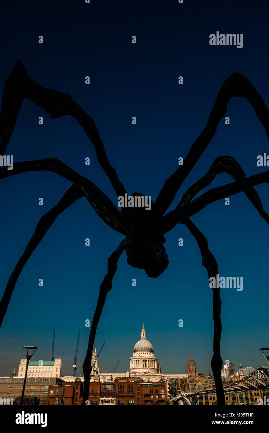 L'imposante sculpture Bourgeoi Maman au Tate Modern de Londres. Banque D'Images