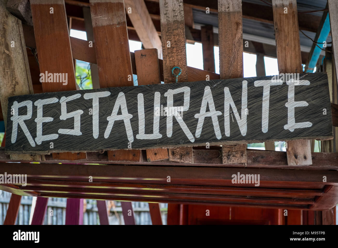 Restaurant sign sur planche de bois, fait main restaurant sign - Banque D'Images