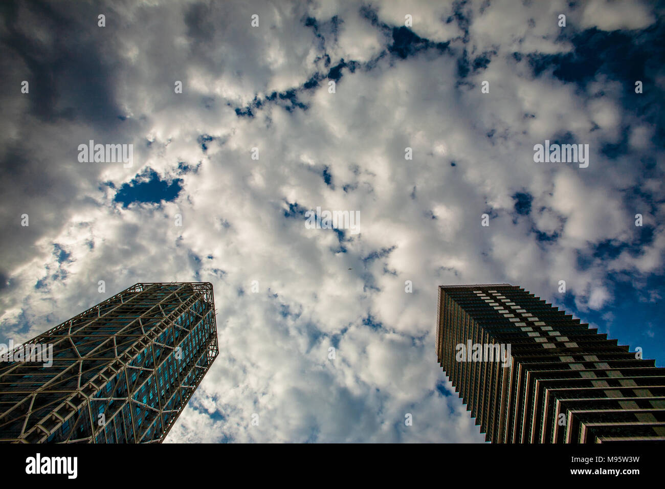 L'espace entre le célèbre front de Twin Towers montre les nuages de pluie prévoir le jour suivant, Barcelone, Espagne Banque D'Images