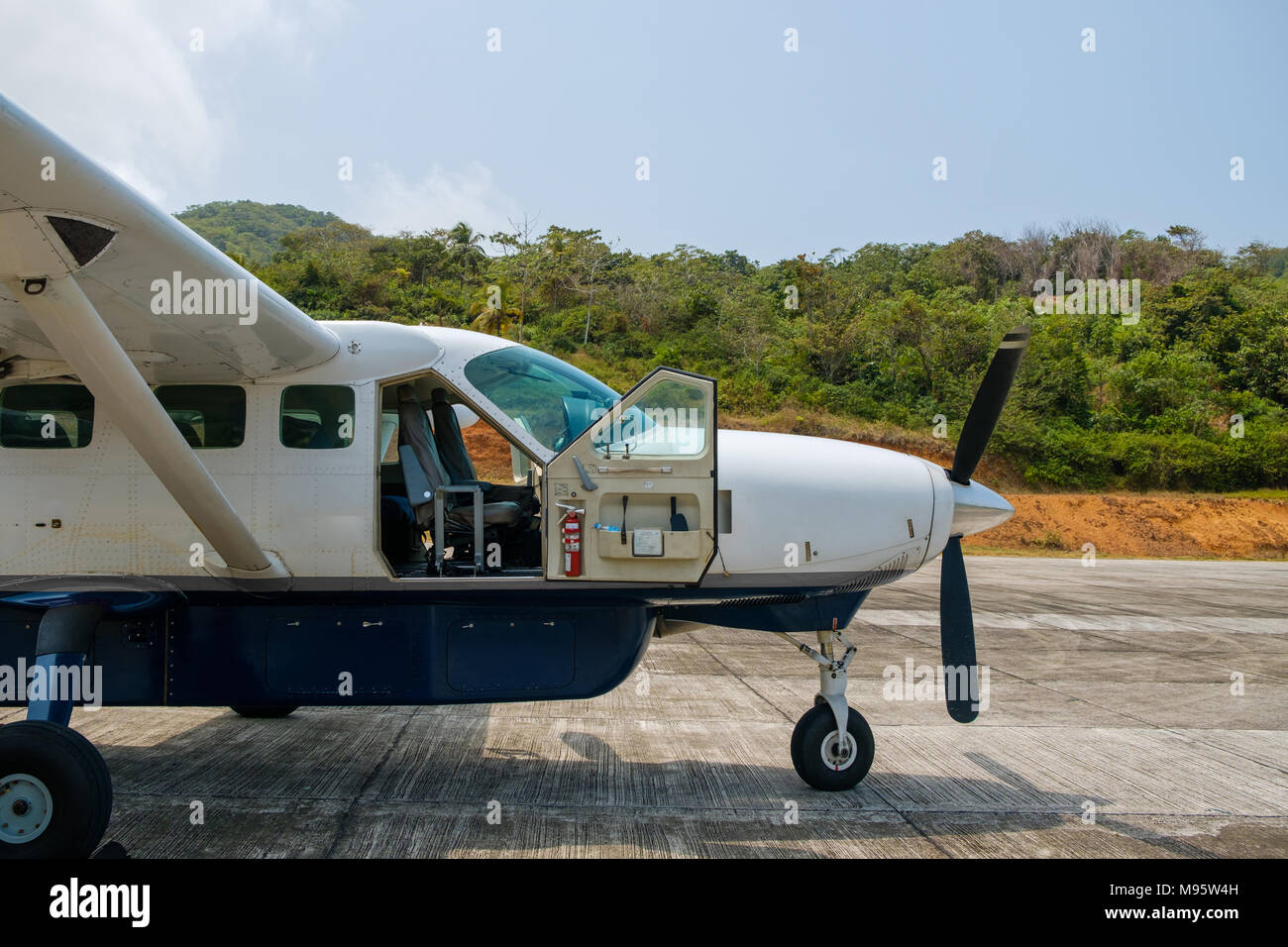 Petite hélice avion à cockpit ouvert porte sur la piste Banque D'Images