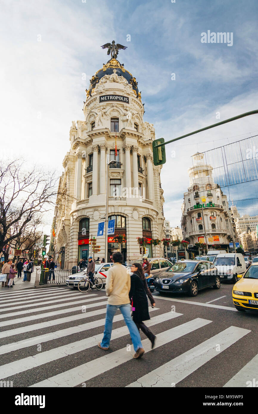 Madrid, Espagne : les passants monument Bâtiment Metropolis dans le coin de Alcala et rues Gran Via. Inauguré en 1911, il a été conçu par Jules et Banque D'Images