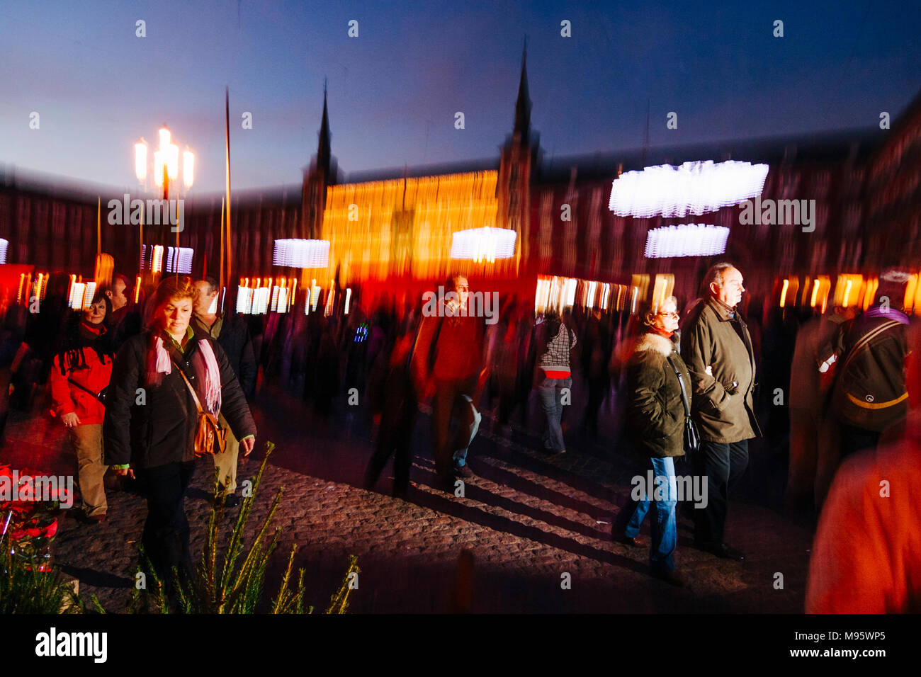 Madrid, Espagne : les personnes au marché de Noël sur la Plaza Mayor allumé au crépuscule. Banque D'Images