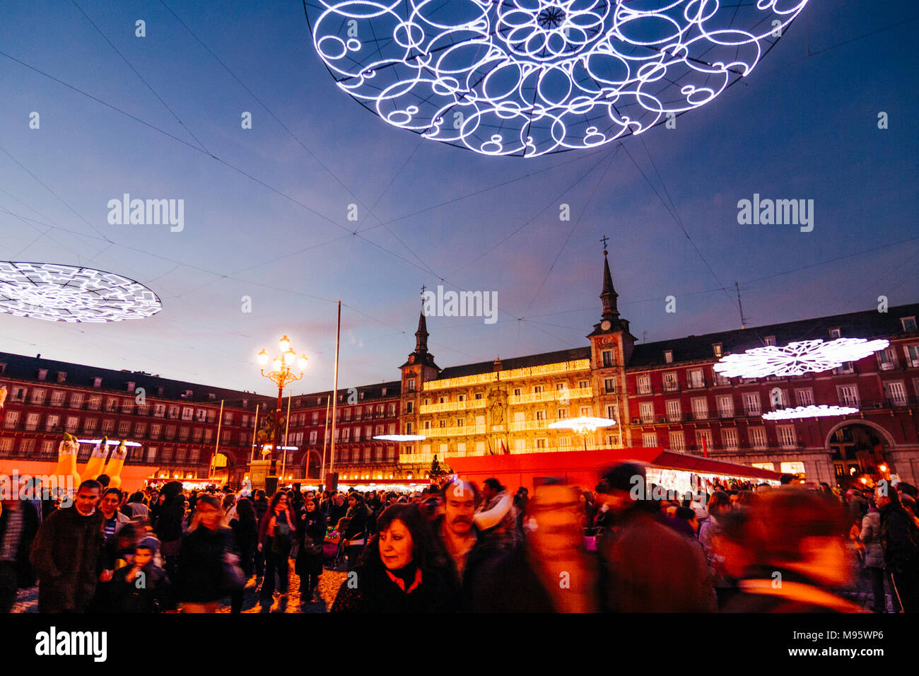 Madrid, Espagne : les personnes au marché de Noël sur la Plaza Mayor allumé au crépuscule. Banque D'Images