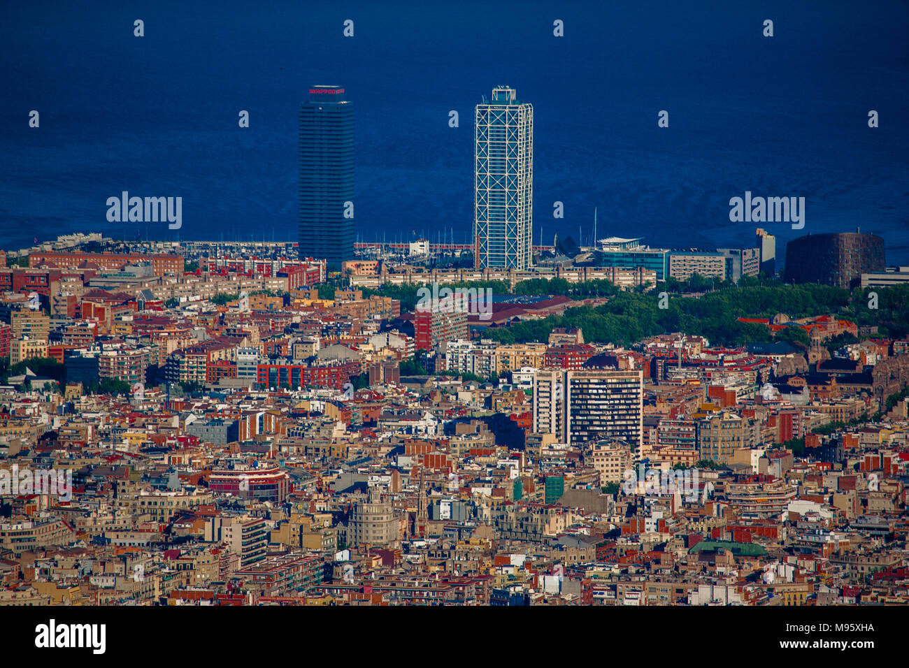 Une vue à longue distance de Barcelone, avec ses célèbres tours jumelles de Mapfre et l'hôtel Arts poussé jusqu'à l'encontre de la mer Méditerranée, Barcelone, Espagne Banque D'Images