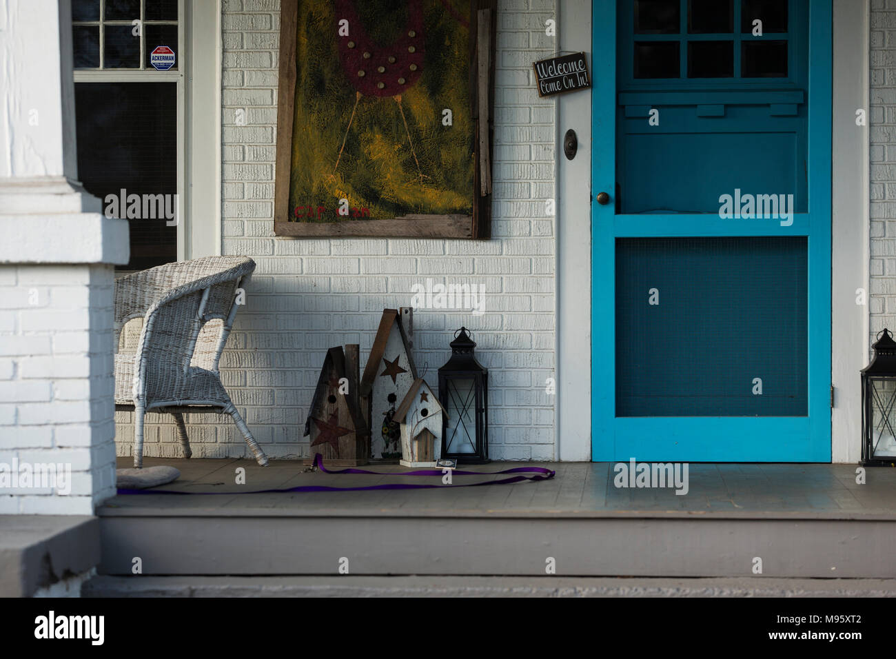 Un charmant porche décoré dans le quartier de Virginia Highland à Atlanta, Géorgie, USA. Banque D'Images