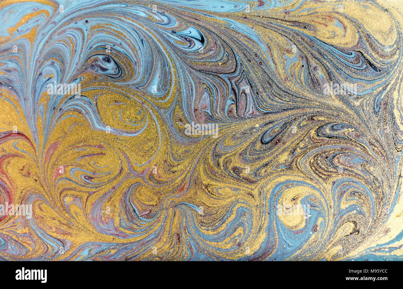 En résumé fond acrylique. Nature bleu et vert d'art de la marbrure de texture. Paillettes d'or. Banque D'Images