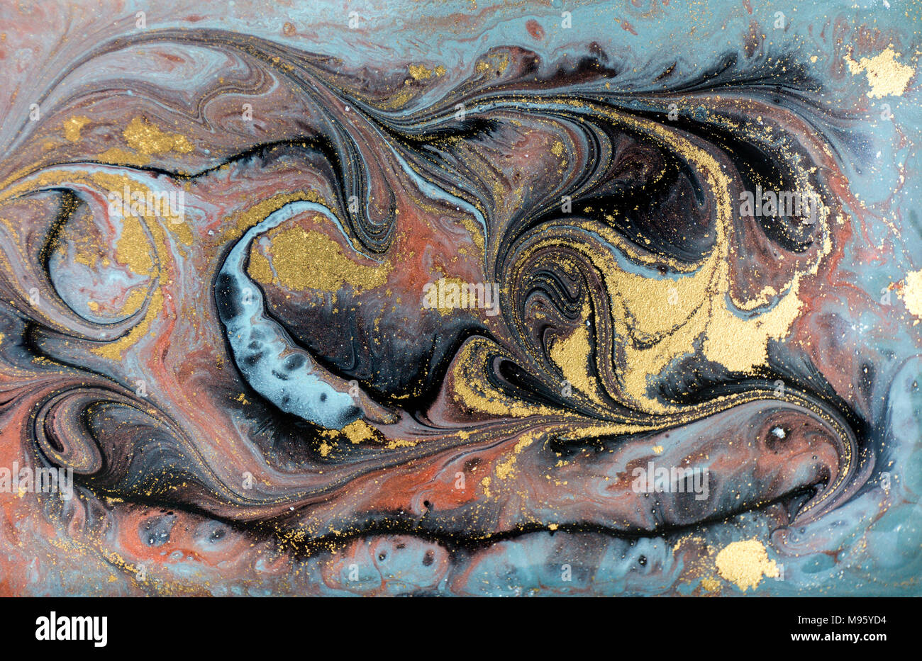 En résumé fond acrylique. Nature bleu et vert d'art de la marbrure de texture. Paillettes d'or. Banque D'Images