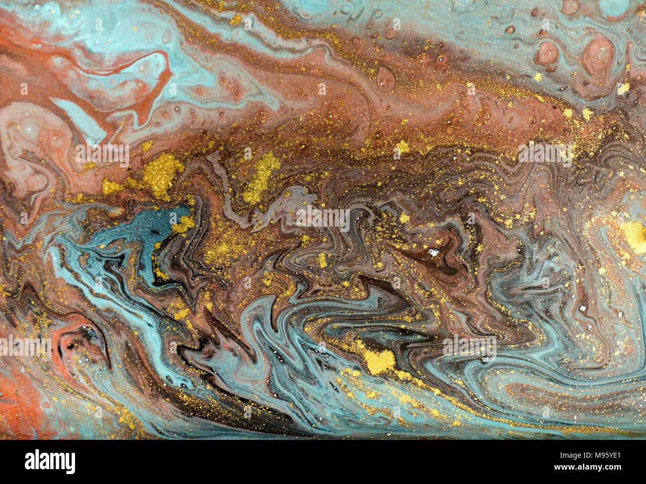 En résumé fond acrylique. Nature bleu et vert d'art de la marbrure de texture. Paillettes d'or. Banque D'Images