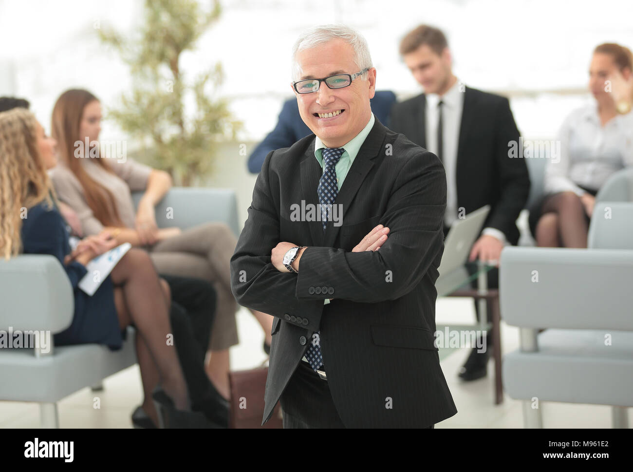 Smiling senior businessman sur le contexte de l'équipe commerciale Banque D'Images