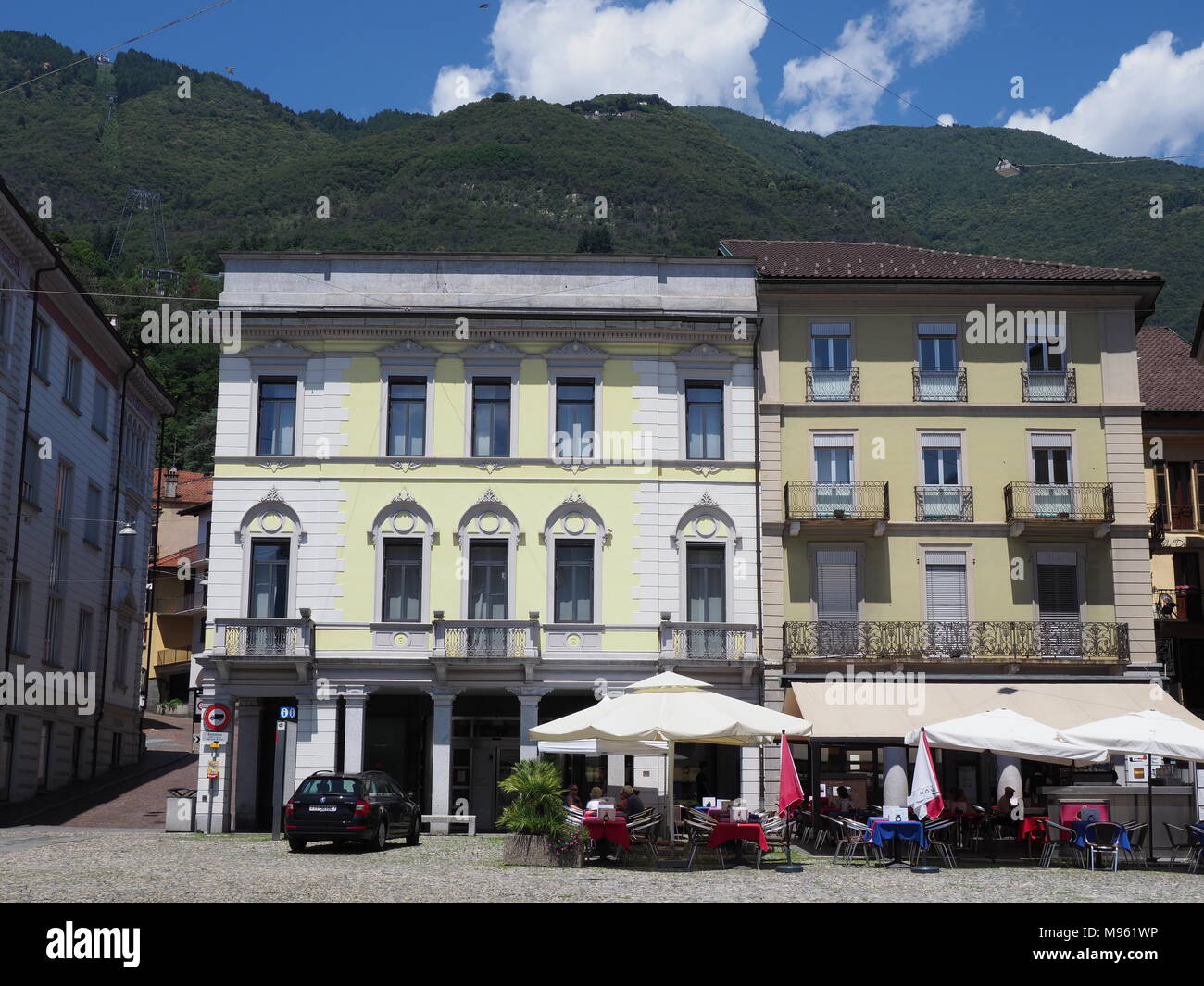 LOCARNO, SUISSE EUROPE sur Juillet 2017 : Deux bâtiments colorés sur la Piazza Grande, place principale de la ville avec des bars, restaurants, ciel nuageux ciel bleu au soleil chaud Banque D'Images