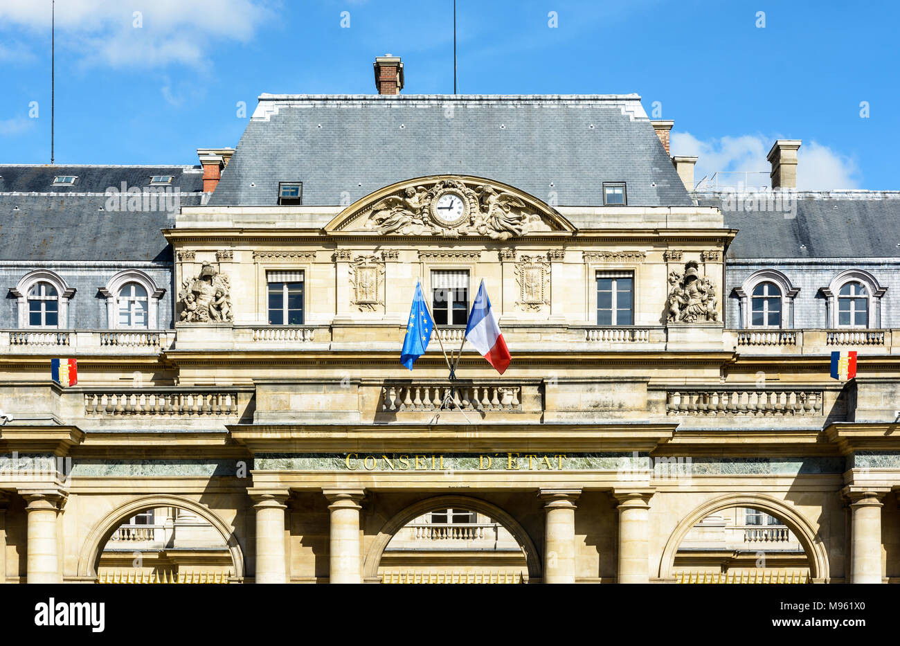 Vue avant de la façade du Palais Royal à Paris, qui abrite le Conseil d'État français, avec les Français et les drapeaux européens. Banque D'Images