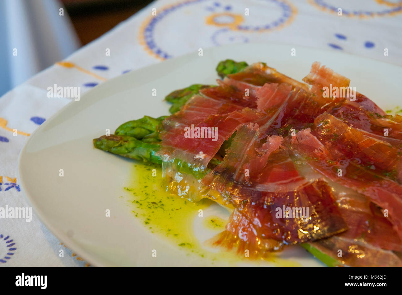 Jambon Ibérique aux asperges vertes et huile d'olive. L'Espagne. Banque D'Images
