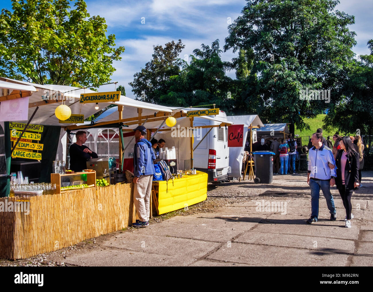 Mauerpark Berlin Mitte, marché de dimanche. Bloquer la vente de jus de canne à sucre Banque D'Images