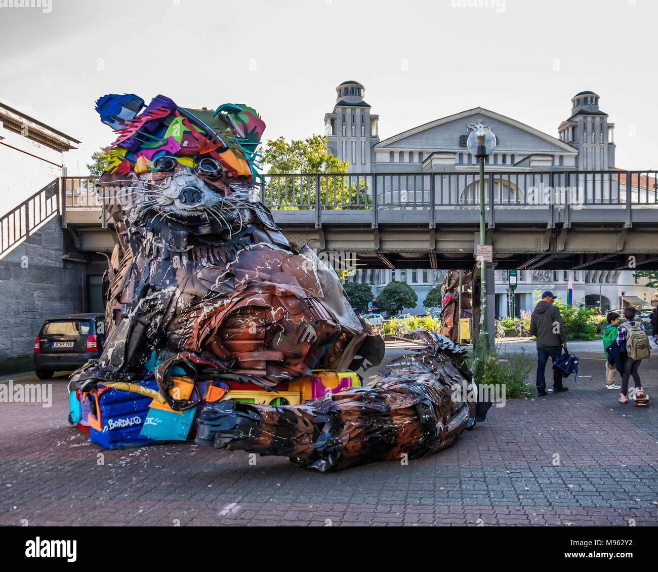 'La moitié le panda rouge' par Bordalo malade - nstallation sculpture à partir de matériaux recyclés à côté de Nollendorfplatz, viaduc de U-Bahn de Berlin Banque D'Images