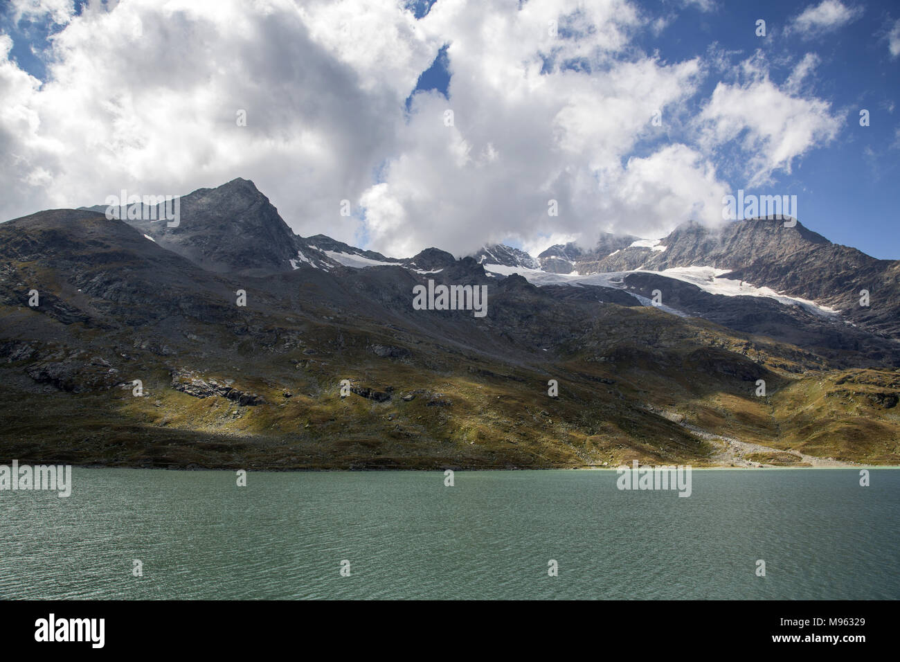 Chemin de fer de la Bernina liens Saint-moritz, en Suisse, avec la ville de Tirano, Italie, via le col de la Bernina Banque D'Images