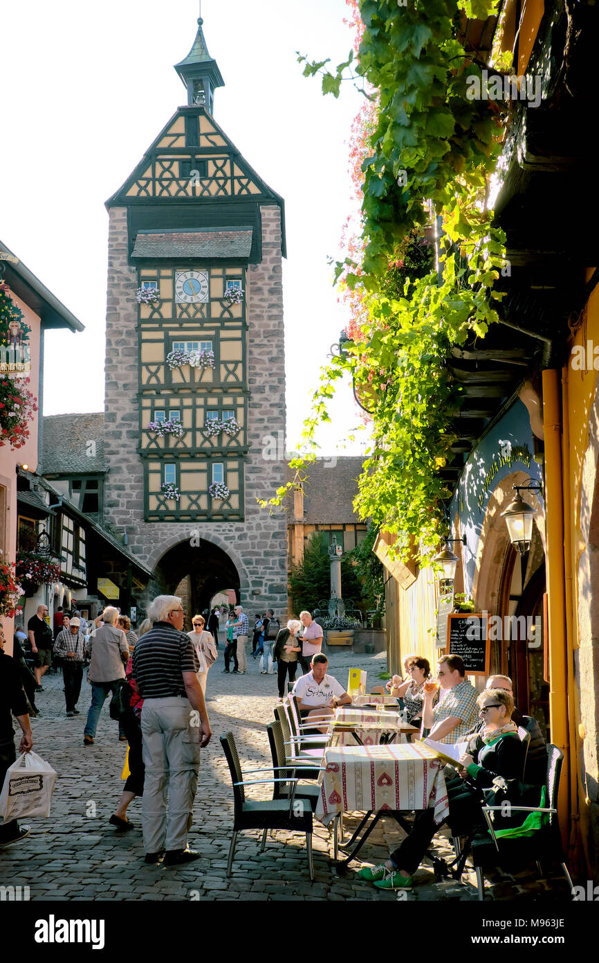 Le Dolder tour et d'un restaurant, Rue De La Rue Général de Gaulle, Riquewihr, Ribeauvillé, Riquewihr, Haut-Rhin, Alsace, France Banque D'Images Le Dolder tour et d'un restaurant, Rue De La Rue Général de Gaulle, Riquewihr, Ribeauvillé, Riquewihr, Haut-Rhin, Alsace, France Banque D'Images