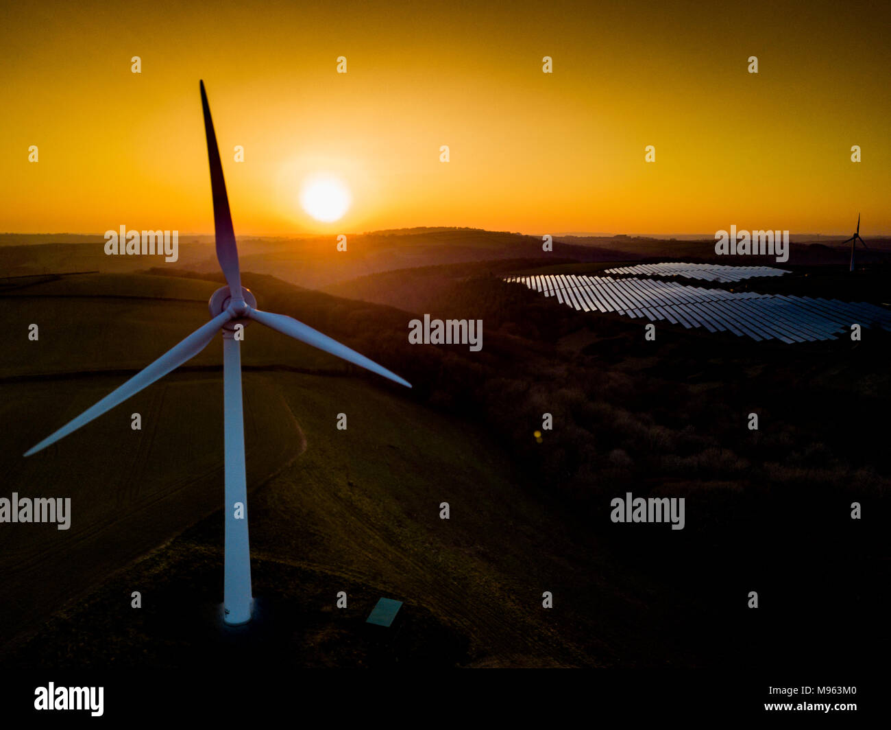 Une éolienne permet de produire de l'électricité se profile par le coucher du soleil à Saltash, Cornwall Banque D'Images