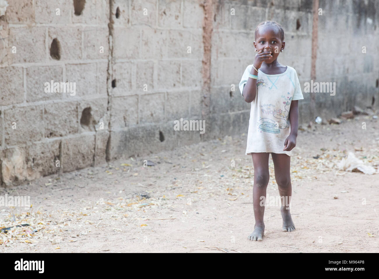 Les enfants et l'atmosphère en Janjanbureh, la Gambie. Banque D'Images