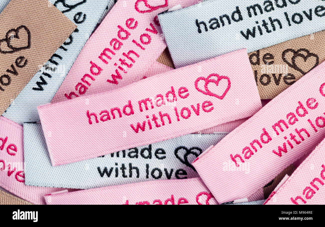 Fait main avec amour des étiquettes pour vêtements fait main en couture. Banque D'Images