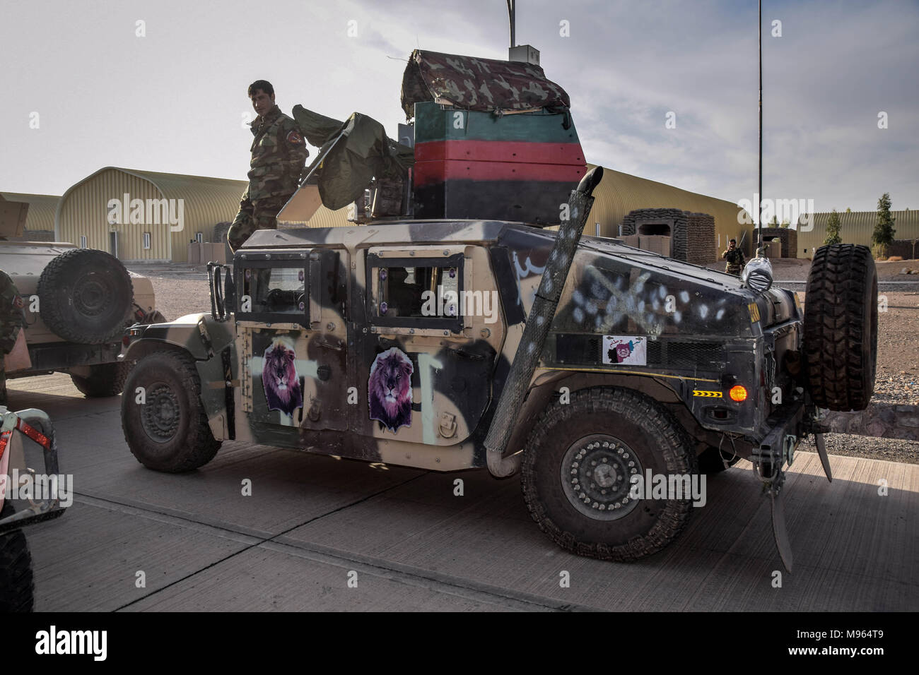 HMMWV d'une compagnie Commando avec lion autocollants sur le côté, la brigade de l'Armée nationale afghane de base proche de la ville de Farah, dans la province de Farah. Les forces militaires d'élite de l'Afghanistan - les Commandos et les Forces spéciales sont un des éléments clés de la stratégie américaine en Afghanistan et à son tour la lutte contre les talibans et autres insurgés autour. Ces photos montrent les Commandos et les forces spéciales au cours de l'entraînement et sur le terrain ; également juste avant et après une opération de l'ouest dans la province afghane de Farah. Banque D'Images