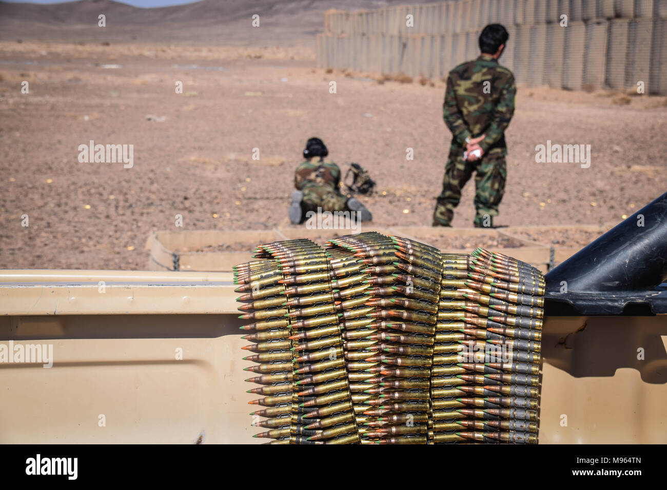 M249 balles de mitrailleuses légères sur un camion. Dans l'arrière-plan, les Forces spéciales afghanes mener à la cible sur un champ de tir juste en dehors de la base militaire de Shindand, province de Herat. Les forces militaires d'élite de l'Afghanistan - les Commandos et les Forces spéciales sont un des éléments clés de la stratégie américaine en Afghanistan et à son tour la lutte contre les talibans et autres insurgés autour. Ces photos montrent les Commandos et les forces spéciales au cours de l'entraînement et sur le terrain ; également juste avant et après une opération de l'ouest dans la province afghane de Farah. Banque D'Images