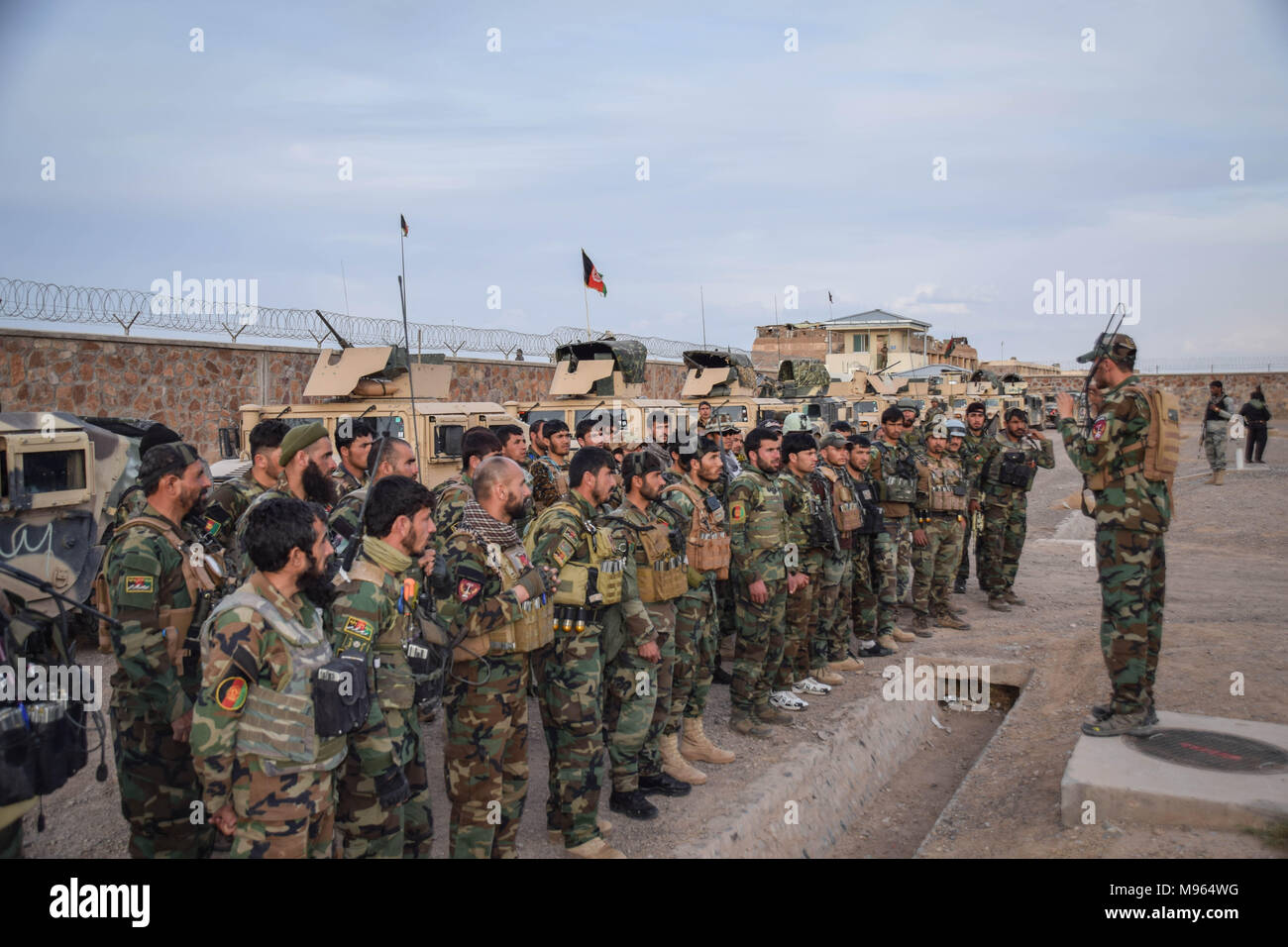 Premier lieutenant Shirzoy Zabiullah mémoires ses commandos de la 3ème Compagnie de la 2e Brigade d'opérations spéciales pour une opération de repasser un tenues par les Taliban à proximité, village près de base Farahrud Bazar, Bolo Bluk, district de la province de Farah, l'Afghanistan (7 mars 2018). L'opération a échoué et les Commandos a dû battre en retraite à cette base après quatre commandos étaient tués au combat et huit autres blessés. Les forces militaires d'élite de l'Afghanistan - les Commandos et les Forces spéciales sont un des éléments clés de la stratégie américaine en Afghanistan et à son tour la lutte contre les talibans et autres insur Banque D'Images