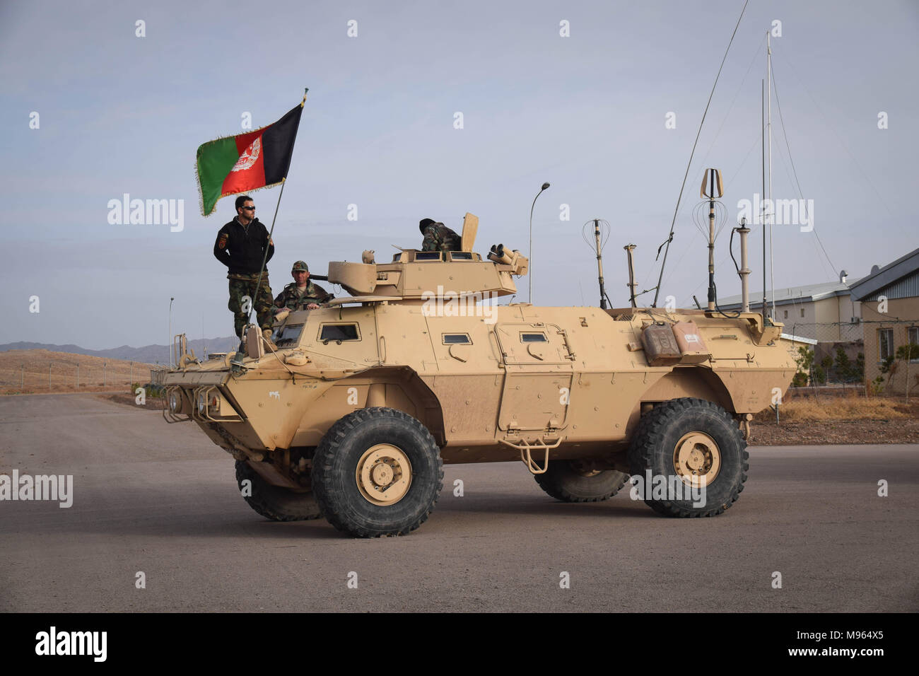 Les Commandos afghans sur une force de frappe mobile Véhicule (une version du M1117 Armored Véhicule de sécurité) dans la base militaire de Shindand, province de Herat. Les forces militaires d'élite de l'Afghanistan - les Commandos et les Forces spéciales sont un des éléments clés de la stratégie américaine en Afghanistan et à son tour la lutte contre les talibans et autres insurgés autour. Ces photos montrent les Commandos et les forces spéciales au cours de l'entraînement et sur le terrain ; également juste avant et après une opération de l'ouest dans la province afghane de Farah. Banque D'Images
