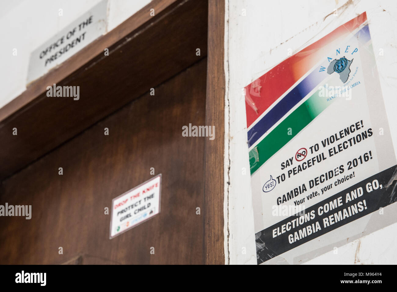 Affiche électorale appelant à une élection pacifique au cours de l'élection de 2016 en Gambie. Cette affiche a été trouvé à l'extérieur de l'ancien dictateur Yahya Jammeh bureau à Janjanbureh. Banque D'Images