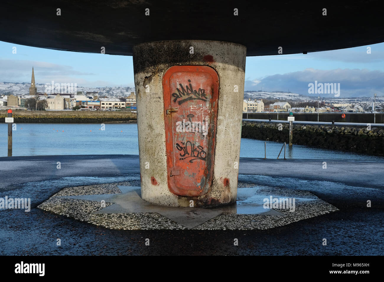 Entrée de l'école de radar à l'abandon, Carrickfergus Harbour. Banque D'Images