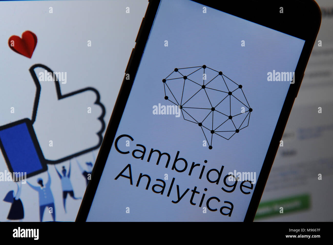 La Cambridge Analytica logo sur un iphone et facebook sur un ordinateur Banque D'Images