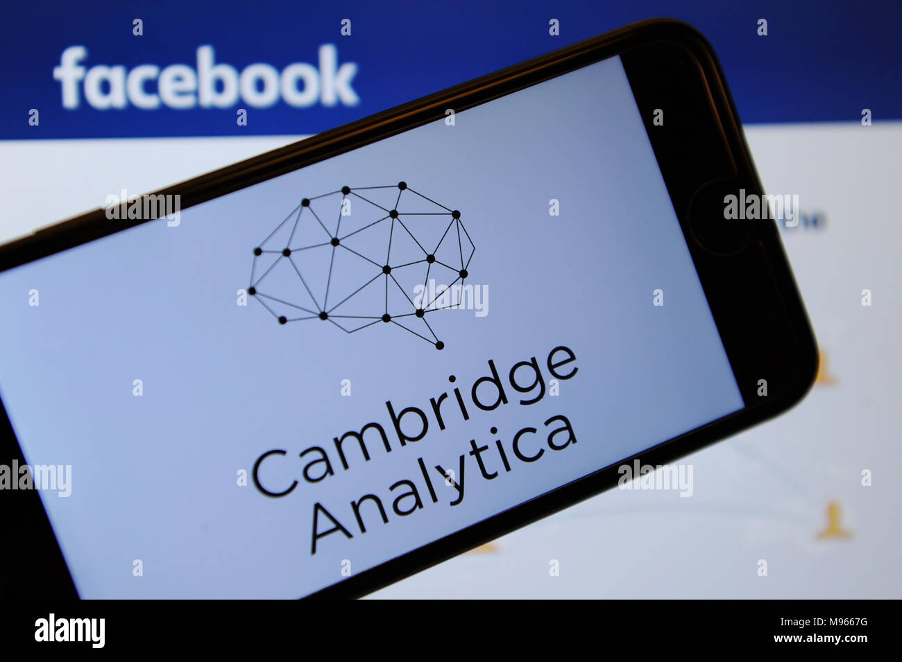 La Cambridge Analytica logo sur un iphone et facebook sur un ordinateur Banque D'Images
