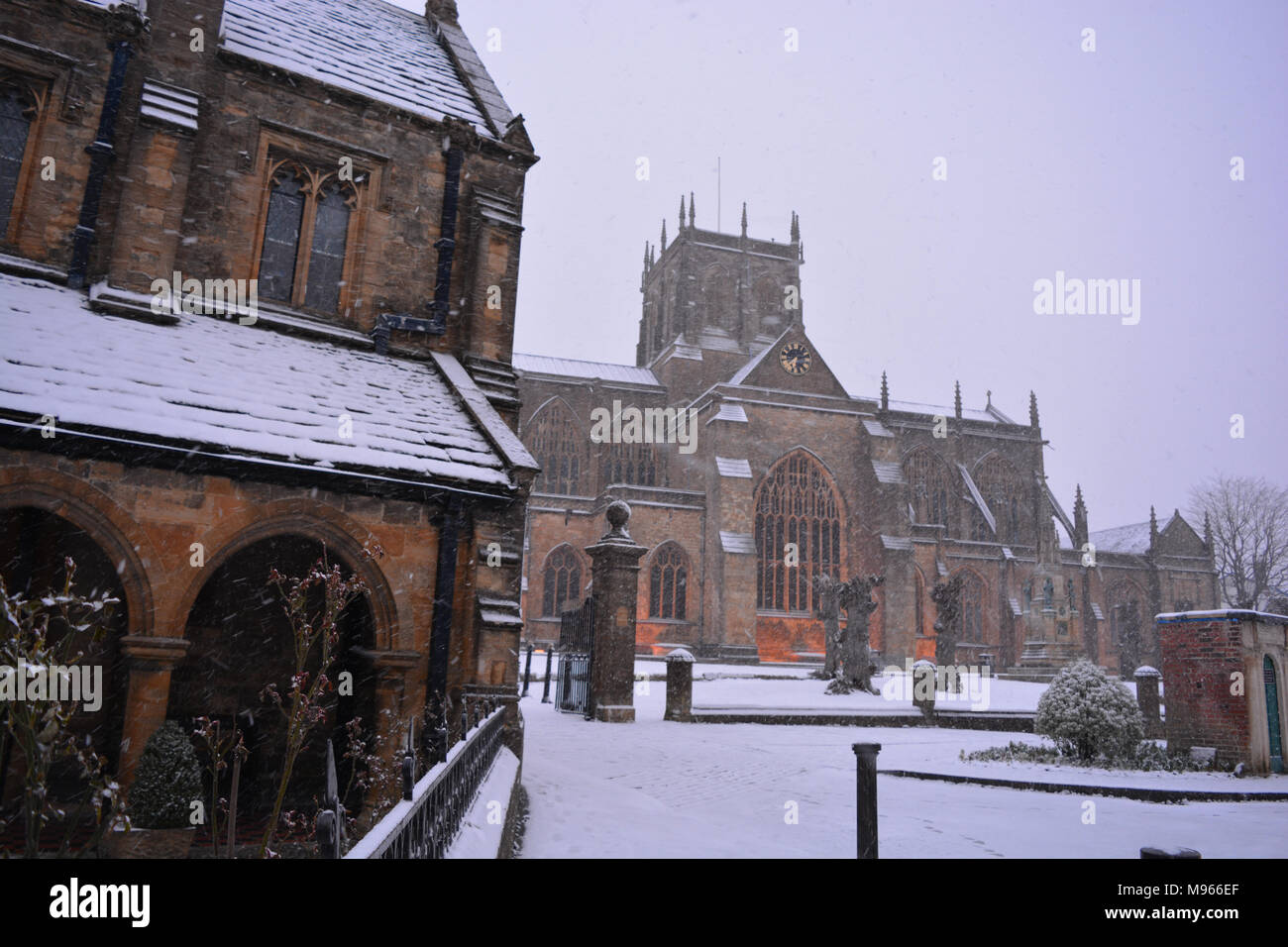 Abbaye de Sherborne et St Johns Hospices de Sherborne, Dorset pendant la mini bête de la tempête de l'Est, mars 2018. Banque D'Images