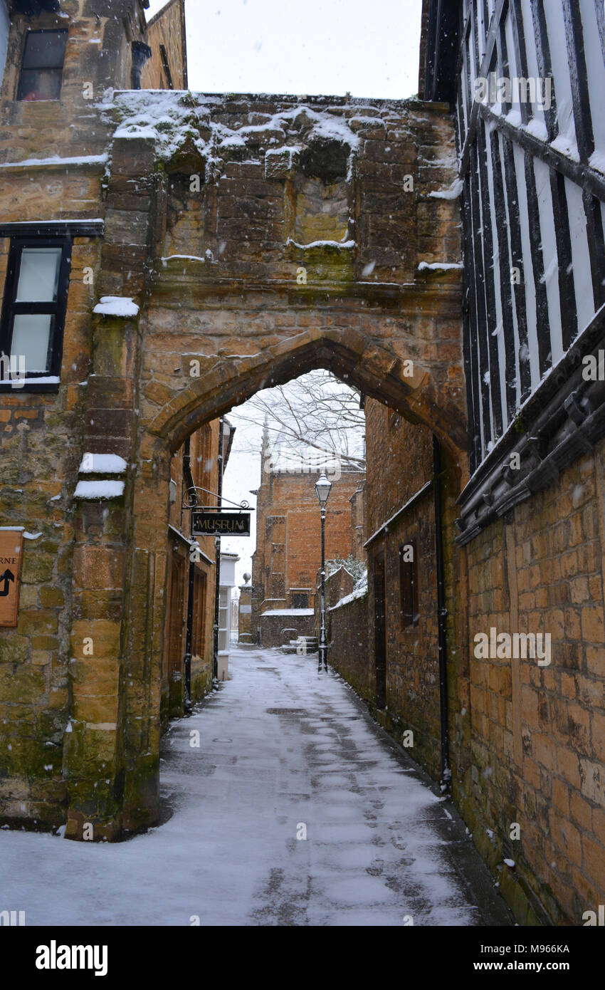 Church Lane & Musée signe dans le marché de la ville historique de Sherborne Dorset, si au cours de la soi-disant mini bête de la tempête de l'Est, mars 2018. Banque D'Images