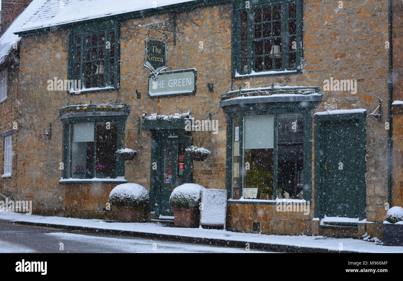 Le restaurant Green dans le marché de la ville historique de Sherborne Dorset, si au cours de la soi-disant mini bête de la tempête de l'Est, mars 2018. Banque D'Images