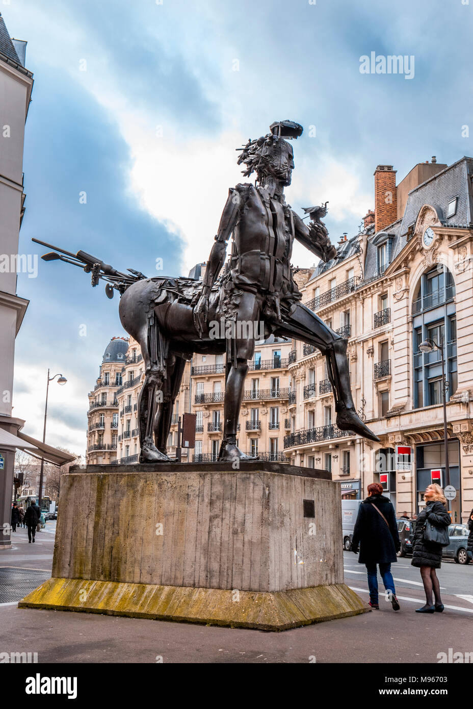 Sculpture mécanique nommé Le Centaure par artiste Cesar Baldachini dans le 6ème arrondissement fait sursauter les spectateurs comme il soulève la jambe sur son socle à Paris Banque D'Images