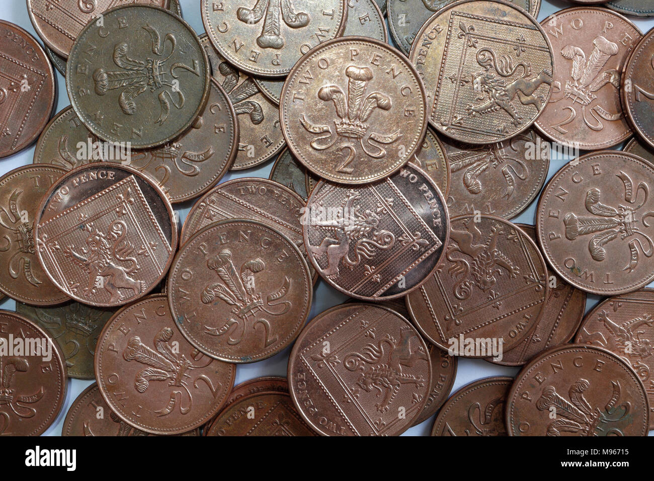 Une pile de 2 pièces pence britannique Banque D'Images