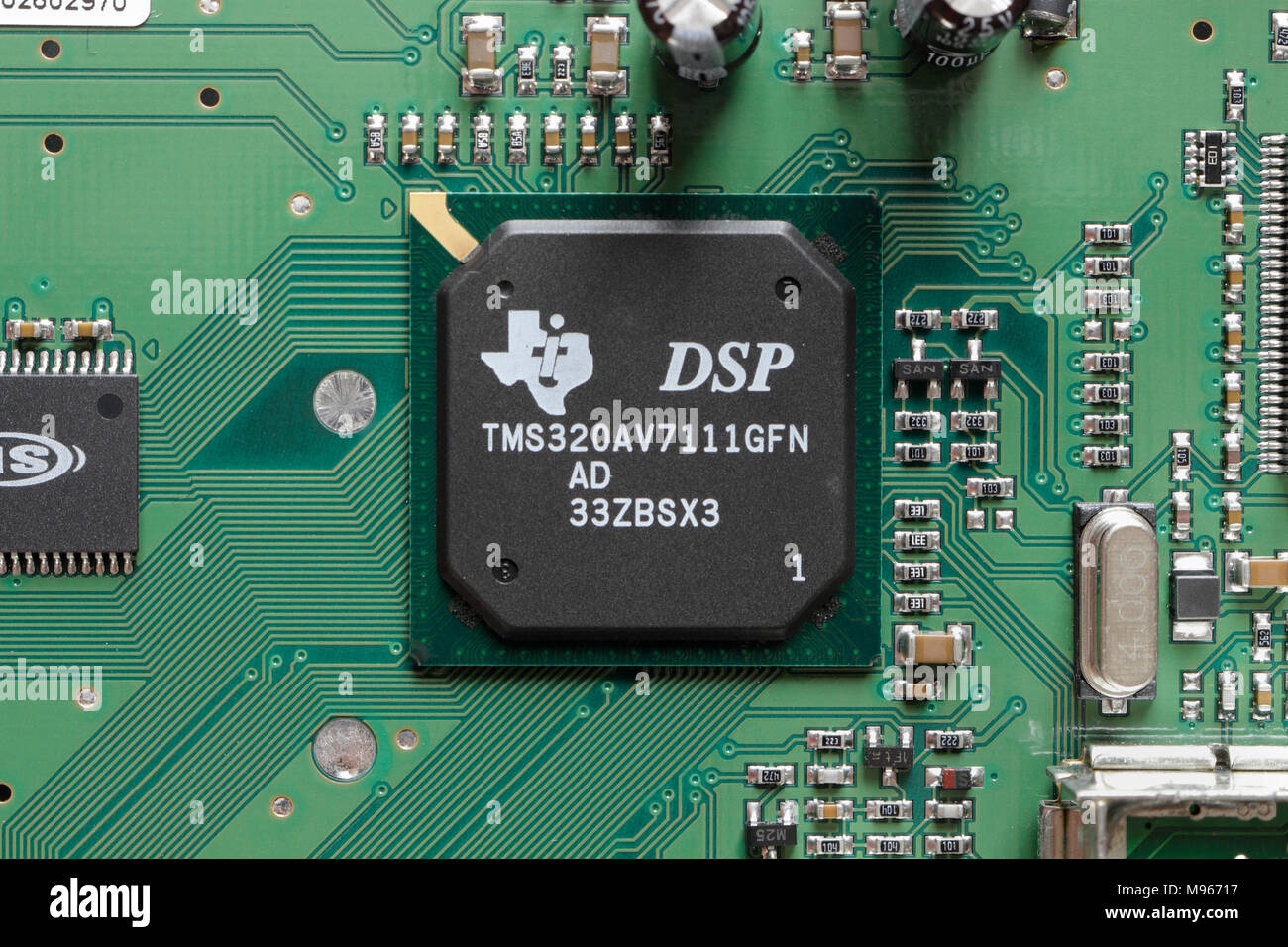 Circuit intégré IC de processeur de signal numérique sur carte de circuit imprimé, technologie de matériel informatique de composants électroniques Banque D'Images