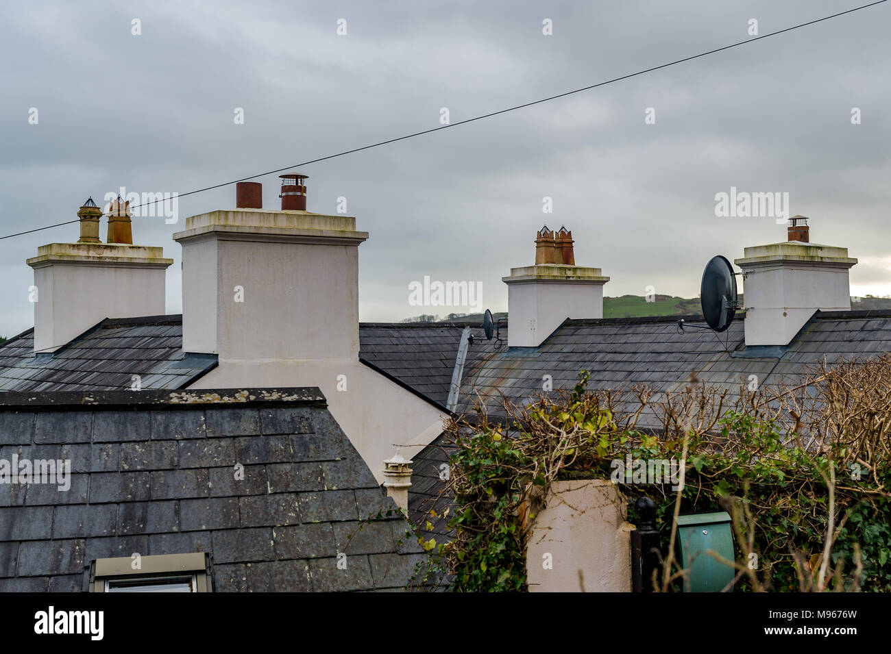 Pots de cheminée et toits de maisons de West Cork, Irlande avec copie espace. Banque D'Images