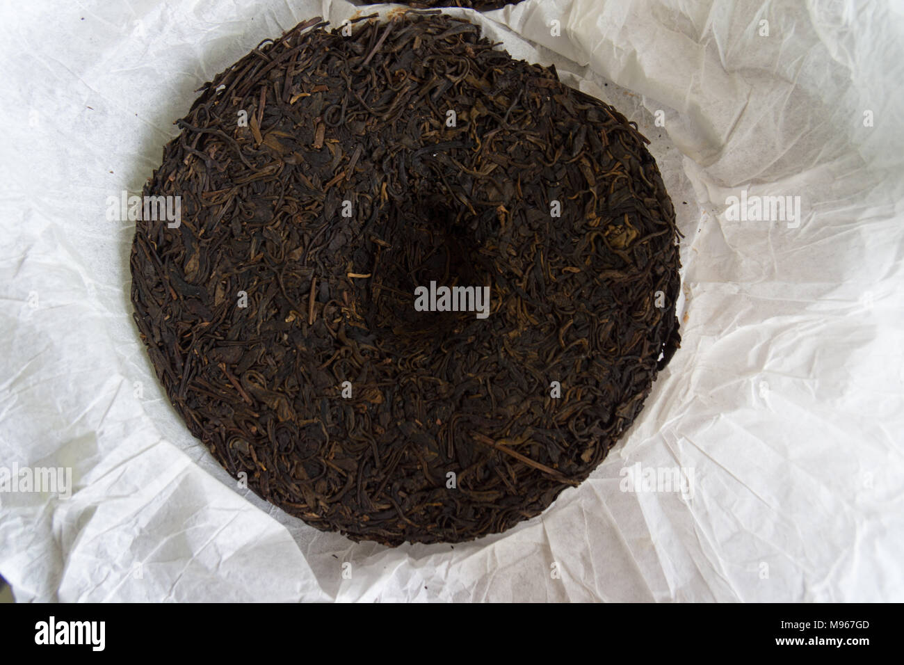 Ronde de thé chinois fermenté. Banque D'Images